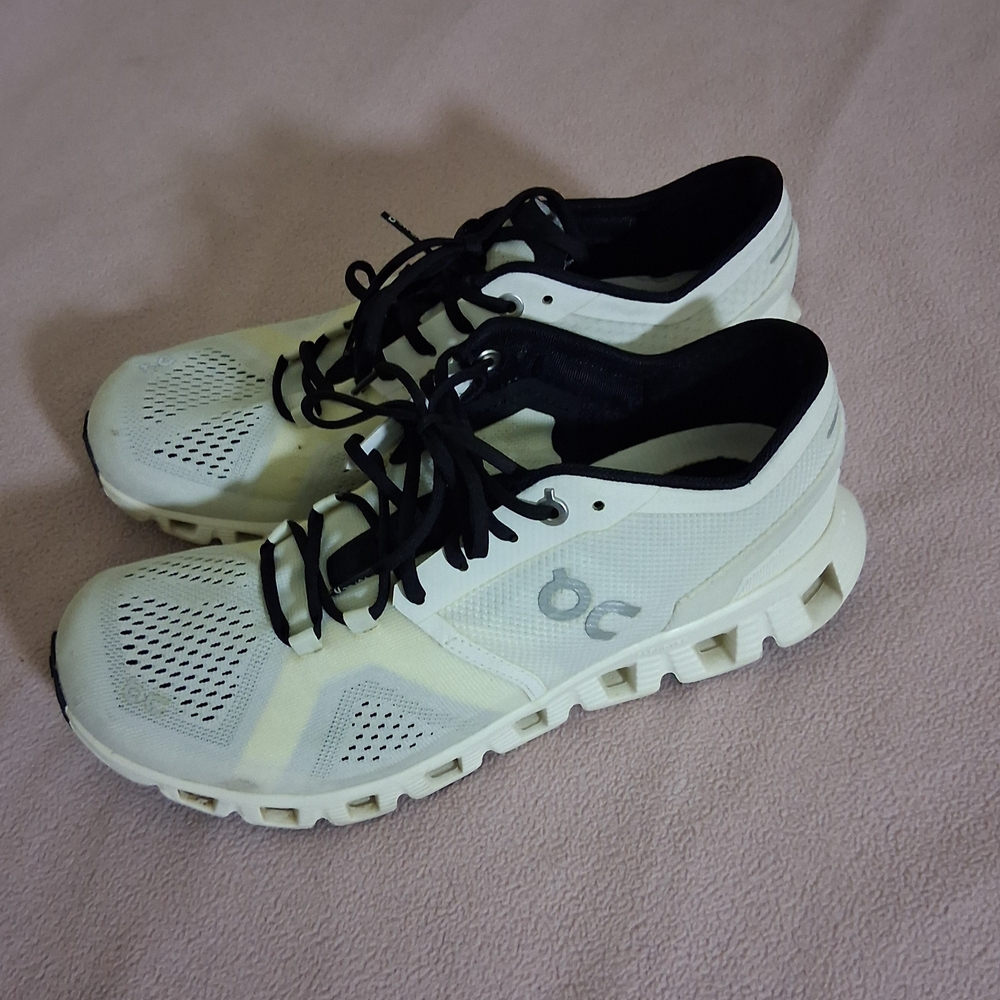 On Running Black and Cream Oncloud Shoes Sz 8w